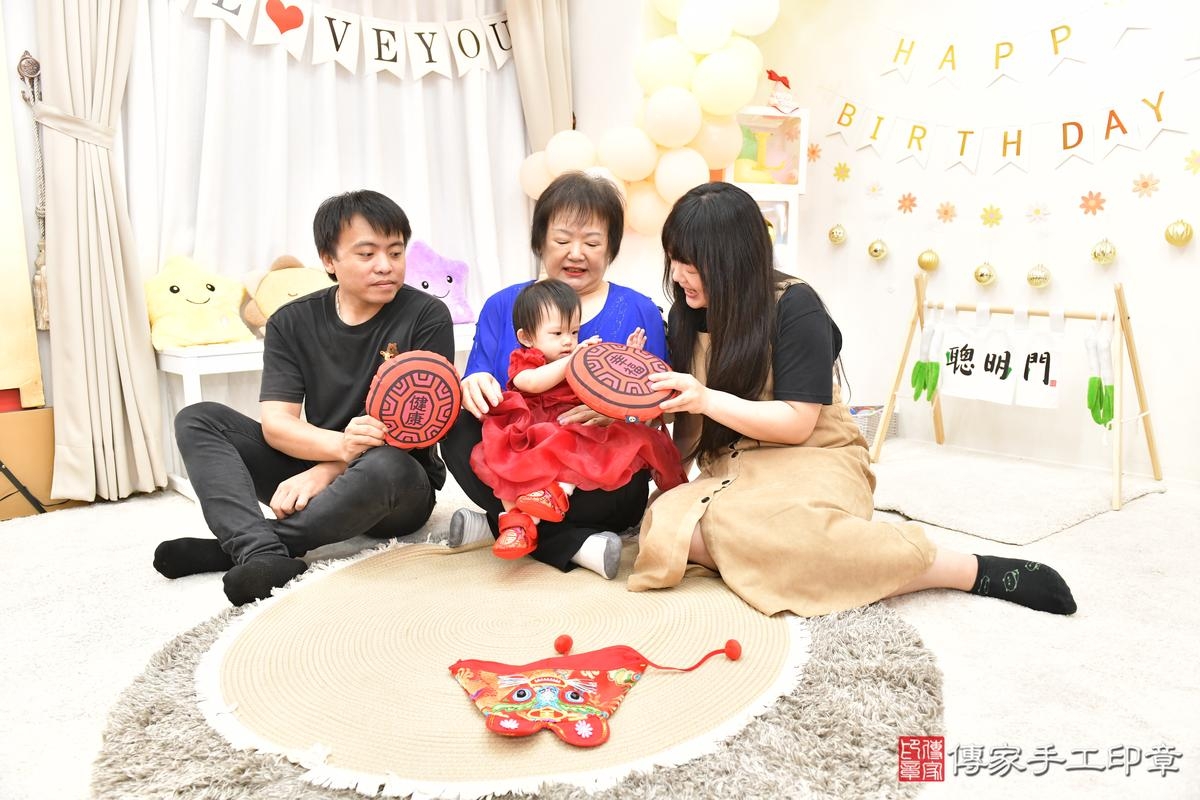 傳家手工印章桃園店、美式抓周、抓周道具、未來職業、滿周歲、小彤寶寶、桃園市、拍照、生日快樂 傳家手工印章桃園店、美式抓周、抓周道具、未來職業、滿周歲、小彤寶寶、桃園市、拍照、生日快樂