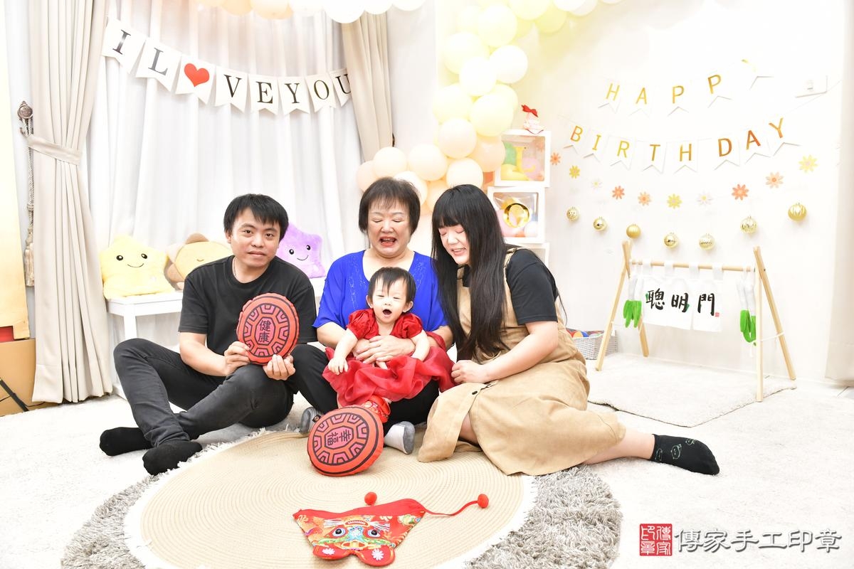 傳家手工印章桃園店、美式抓周、抓周道具、未來職業、滿周歲、小彤寶寶、桃園市、拍照、生日快樂 傳家手工印章桃園店、美式抓周、抓周道具、未來職業、滿周歲、小彤寶寶、桃園市、拍照、生日快樂