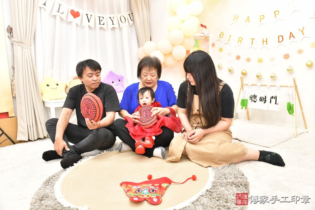 傳家手工印章桃園店、美式抓周、抓周道具、未來職業、滿周歲、小彤寶寶、桃園市、拍照、生日快樂 傳家手工印章桃園店、美式抓周、抓周道具、未來職業、滿周歲、小彤寶寶、桃園市、拍照、生日快樂