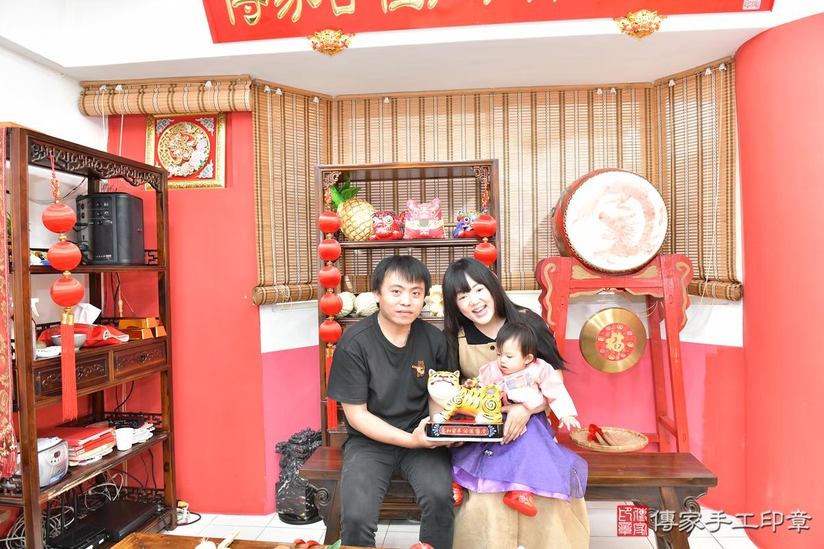 傳家手工印章桃園店、美式抓周、抓周道具、未來職業、滿周歲、小彤寶寶、桃園市、拍照、生日快樂 傳家手工印章桃園店、美式抓周、抓周道具、未來職業、滿周歲、小彤寶寶、桃園市、拍照、生日快樂
