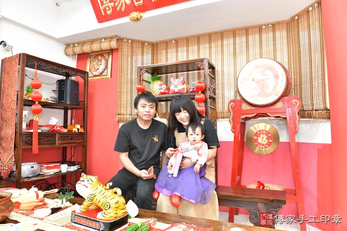 傳家手工印章桃園店、美式抓周、抓周道具、未來職業、滿周歲、小彤寶寶、桃園市、拍照、生日快樂 傳家手工印章桃園店、美式抓周、抓周道具、未來職業、滿周歲、小彤寶寶、桃園市、拍照、生日快樂