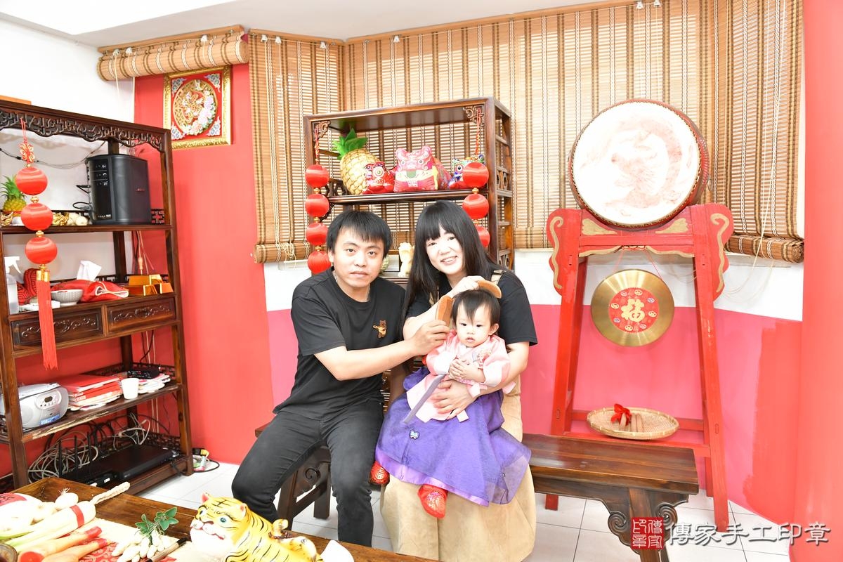 傳家手工印章桃園店、美式抓周、抓周道具、未來職業、滿周歲、小彤寶寶、桃園市、拍照、生日快樂 傳家手工印章桃園店、美式抓周、抓周道具、未來職業、滿周歲、小彤寶寶、桃園市、拍照、生日快樂