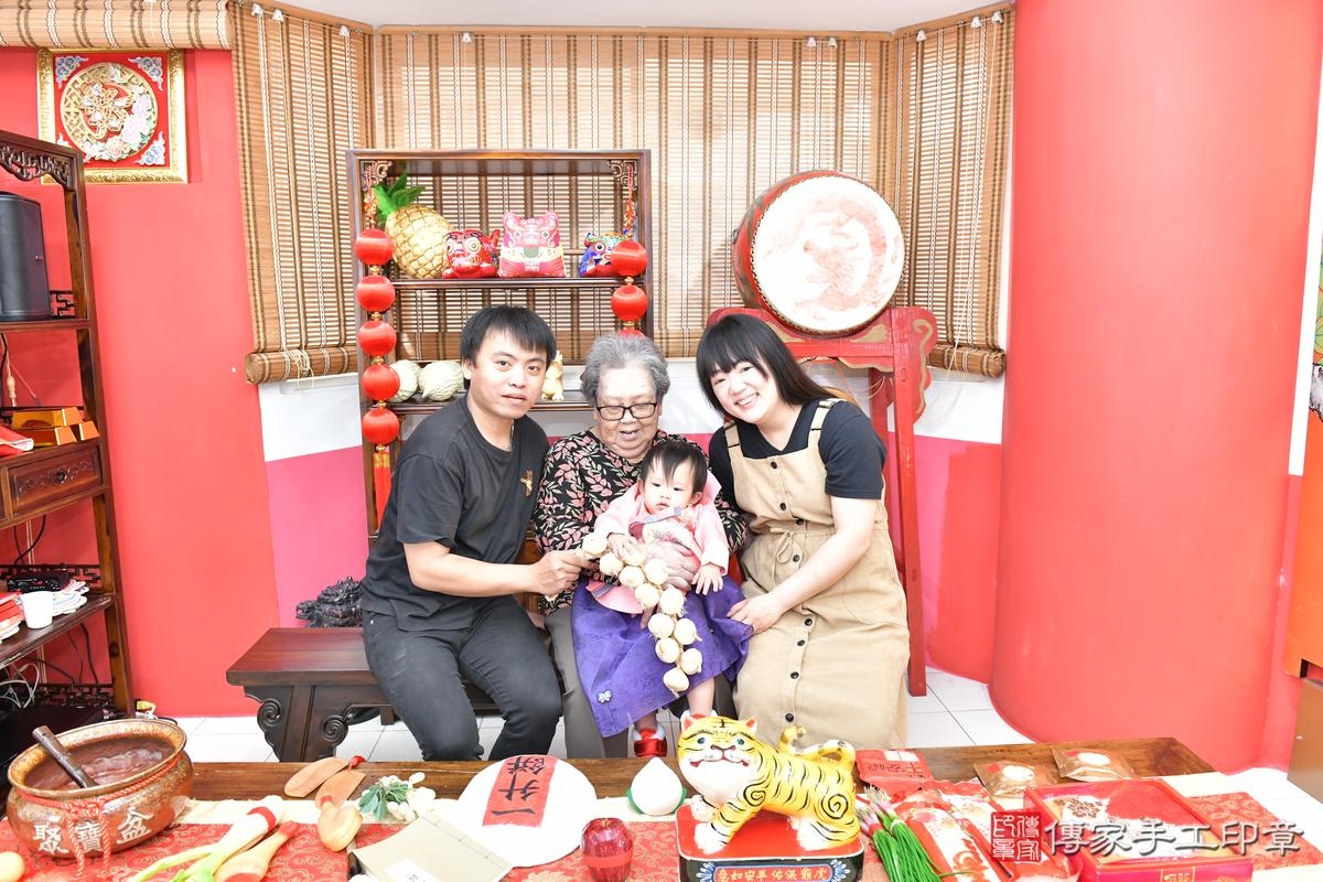 傳家手工印章桃園店、美式抓周、抓周道具、未來職業、滿周歲、小彤寶寶、桃園市、拍照、生日快樂 傳家手工印章桃園店、美式抓周、抓周道具、未來職業、滿周歲、小彤寶寶、桃園市、拍照、生日快樂