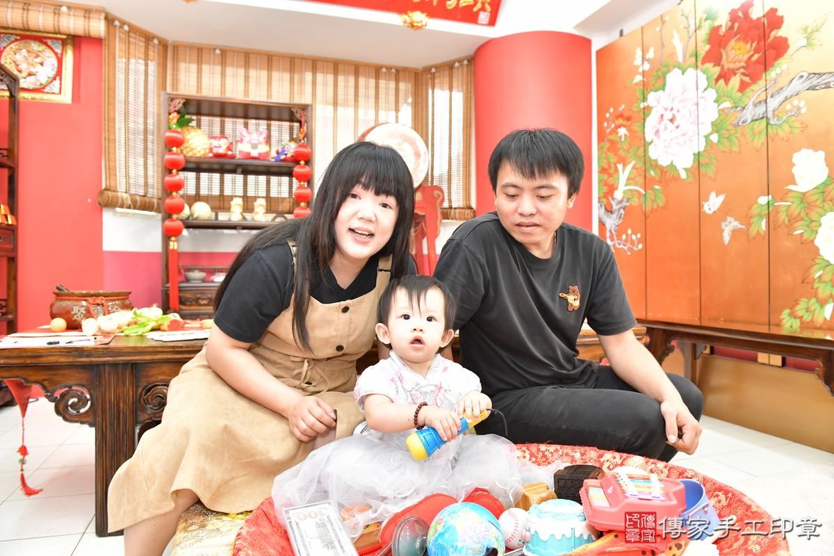 傳家手工印章桃園店、美式抓周、抓周道具、未來職業、滿周歲、小彤寶寶、桃園市、拍照、生日快樂 傳家手工印章桃園店、美式抓周、抓周道具、未來職業、滿周歲、小彤寶寶、桃園市、拍照、生日快樂