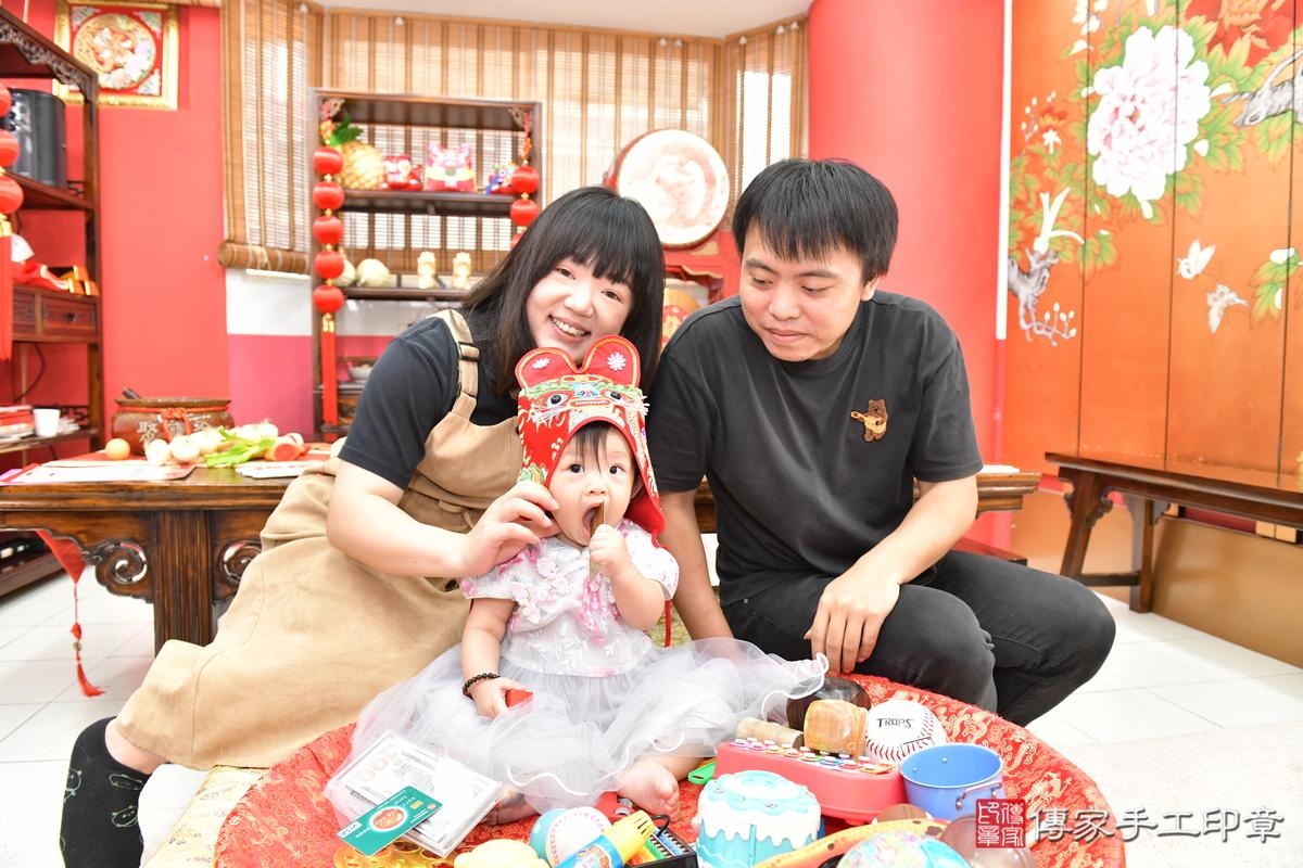 傳家手工印章桃園店、美式抓周、抓周道具、未來職業、滿周歲、小彤寶寶、桃園市、拍照、生日快樂 傳家手工印章桃園店、美式抓周、抓周道具、未來職業、滿周歲、小彤寶寶、桃園市、拍照、生日快樂