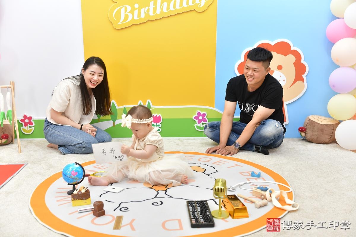 傳家手工印章台中店、美式抓周、抓周道具、未來職業、滿周歲、㛓㛓寶寶、台中市、拍照、生日快樂