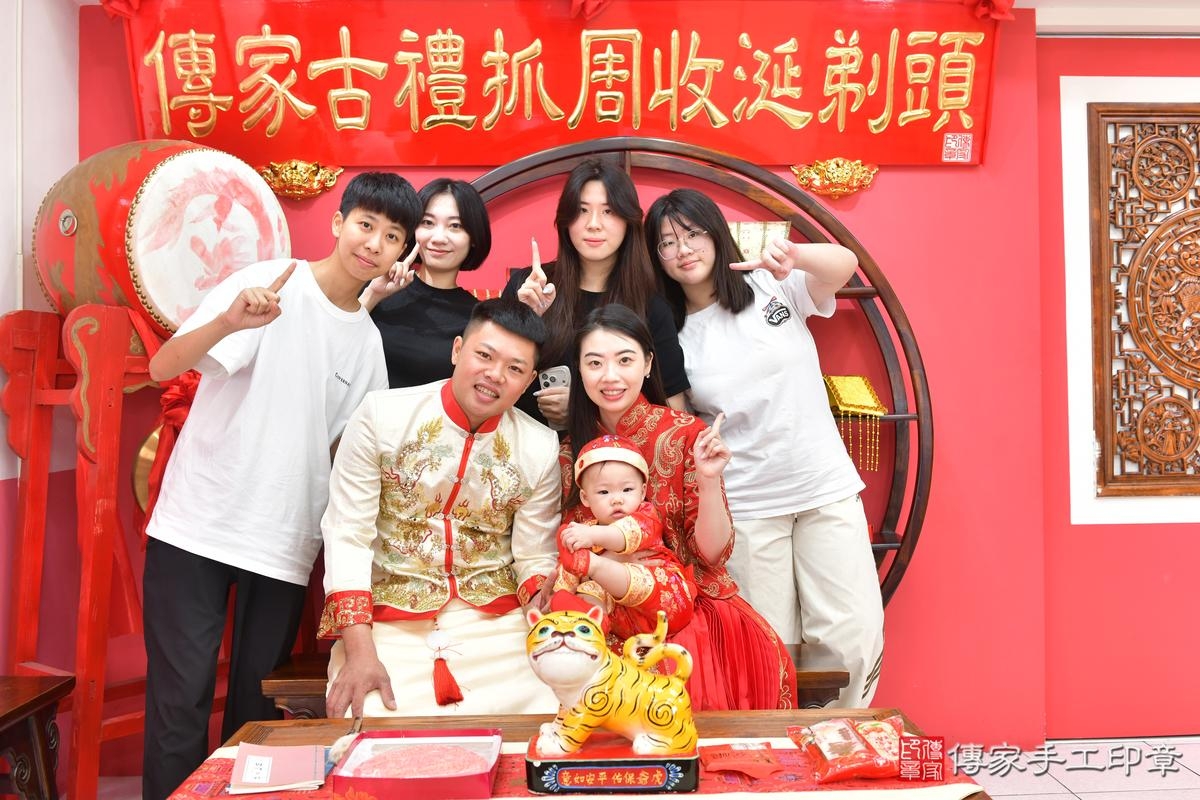 傳家手工印章台中店、美式抓周、抓周道具、未來職業、滿周歲、㛓㛓寶寶、台中市、拍照、生日快樂