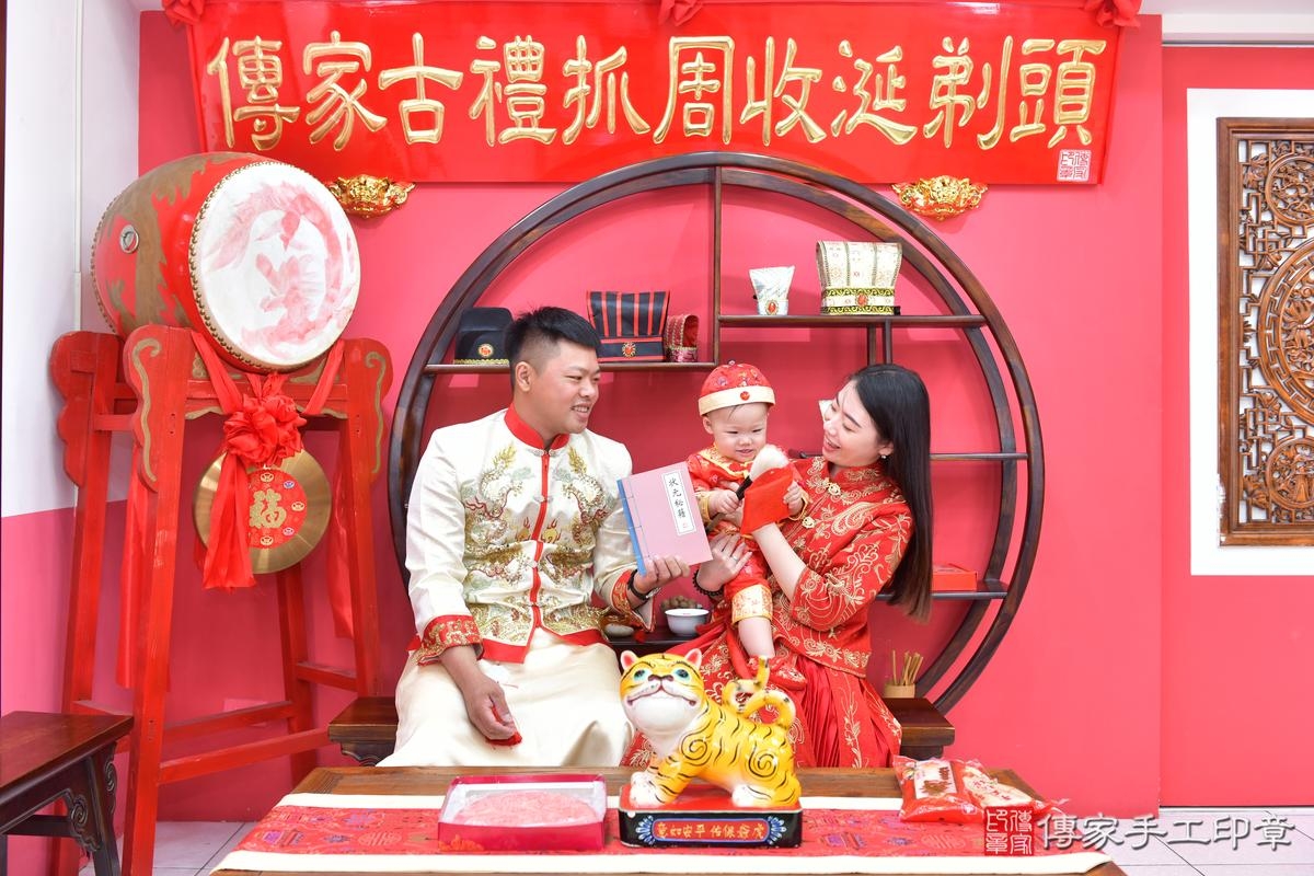 傳家手工印章台中店、美式抓周、抓周道具、未來職業、滿周歲、㛓㛓寶寶、台中市、拍照、生日快樂