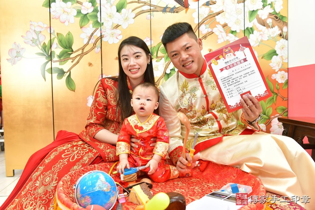 傳家手工印章台中店、美式抓周、抓周道具、未來職業、滿周歲、㛓㛓寶寶、台中市、拍照、生日快樂