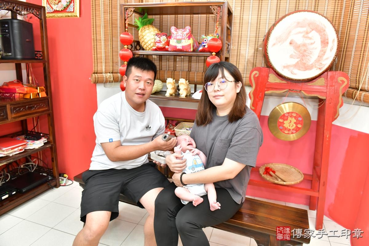 傳家手工印章桃園店、剃頭、滿月、剃胎毛、剃頭十禮、小梓寶寶、桃園市、拍照、生日快樂 傳家手工印章桃園店、剃頭、滿月、剃胎毛、剃頭十禮、小梓寶寶、桃園市、拍照、生日快樂