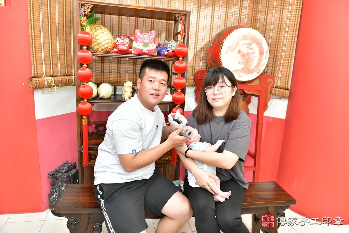 傳家手工印章桃園店、剃頭、滿月、剃胎毛、剃頭十禮、小梓寶寶、桃園市、拍照、生日快樂 傳家手工印章桃園店、剃頭、滿月、剃胎毛、剃頭十禮、小梓寶寶、桃園市、拍照、生日快樂