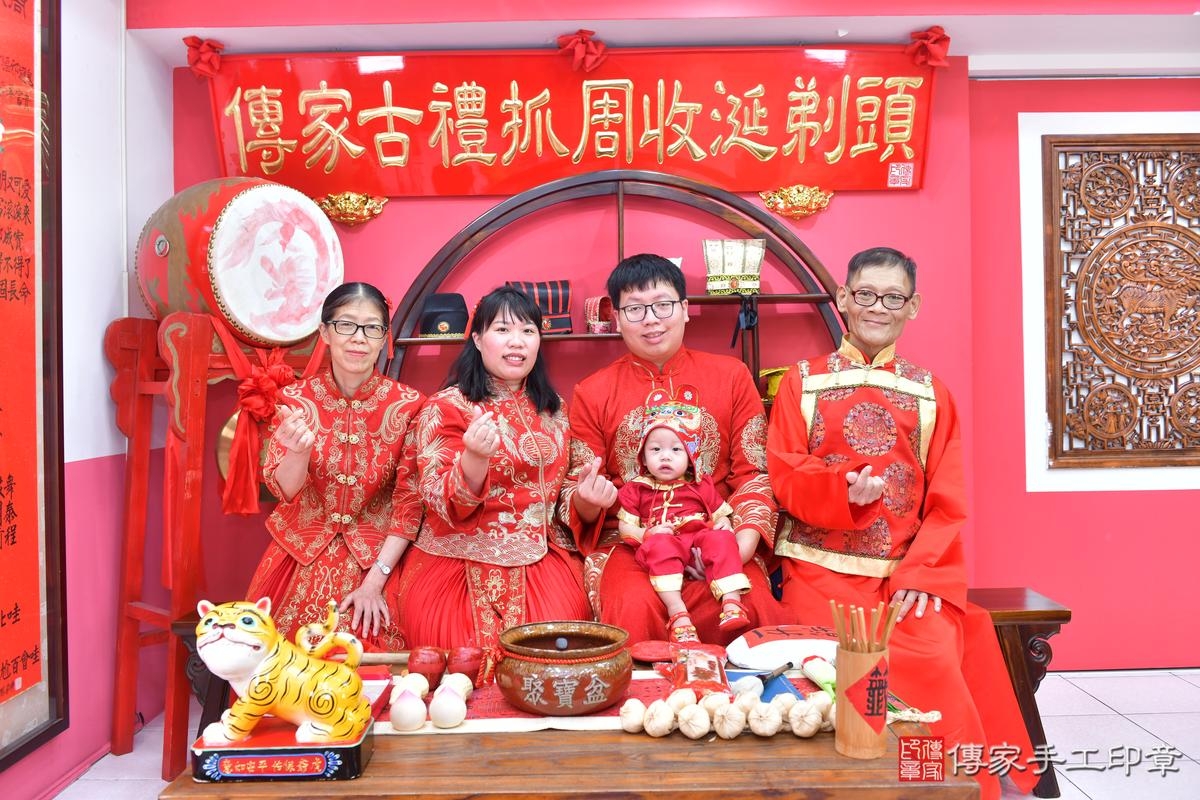 傳家手工印章台中店、抓周、度晬、中國風會場、抓周道具物品、抓周證書、滿周歲、小懿寶寶、台中市、拍照、生日快樂