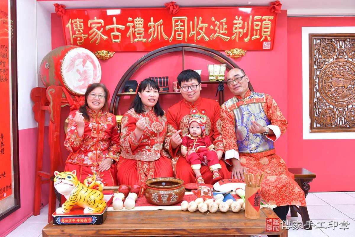 傳家手工印章台中店、抓周、度晬、中國風會場、抓周道具物品、抓周證書、滿周歲、小懿寶寶、台中市、拍照、生日快樂
