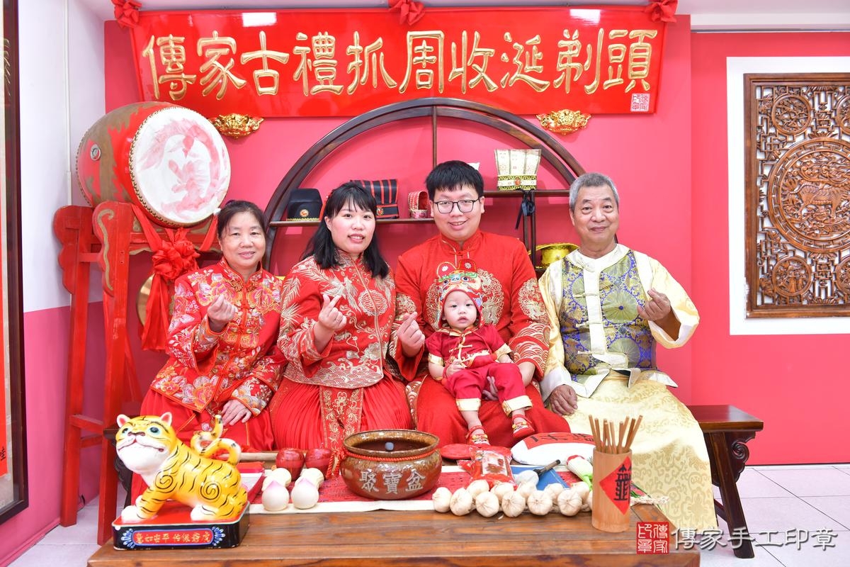 傳家手工印章台中店、抓周、度晬、中國風會場、抓周道具物品、抓周證書、滿周歲、小懿寶寶、台中市、拍照、生日快樂