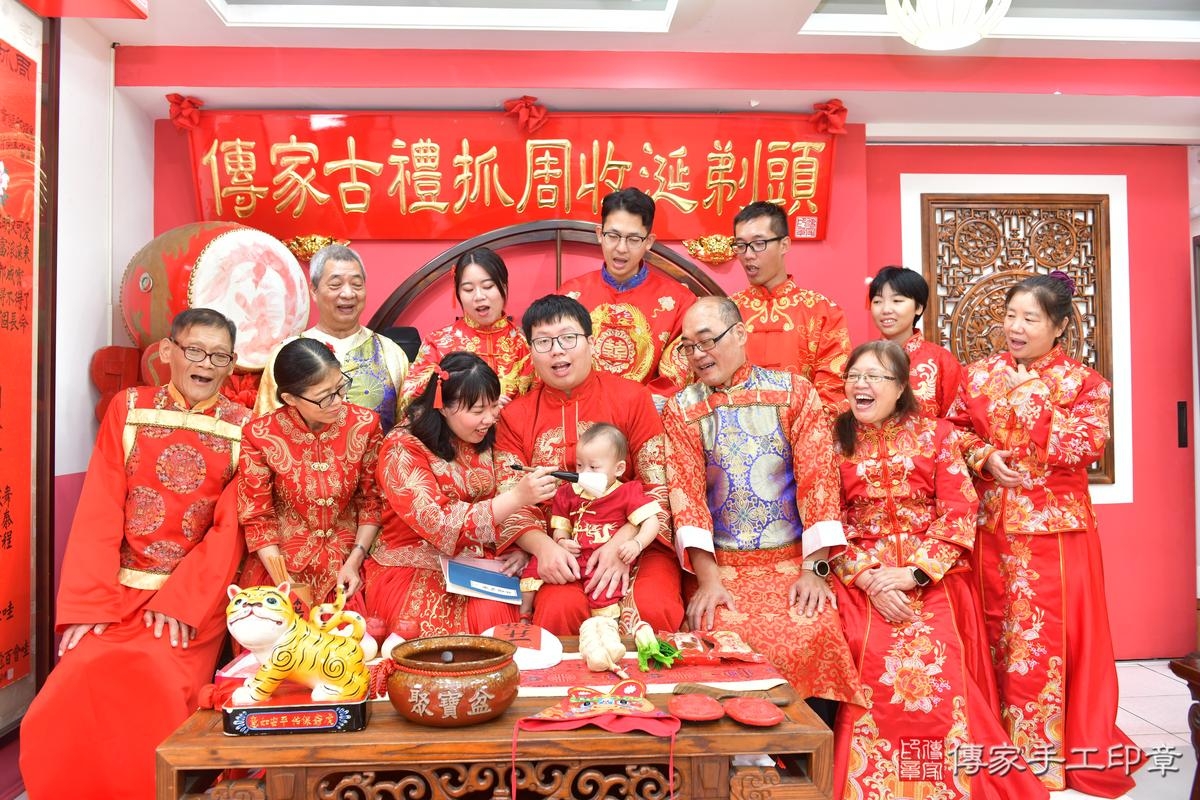 傳家手工印章台中店、抓周、度晬、中國風會場、抓周道具物品、抓周證書、滿周歲、小懿寶寶、台中市、拍照、生日快樂