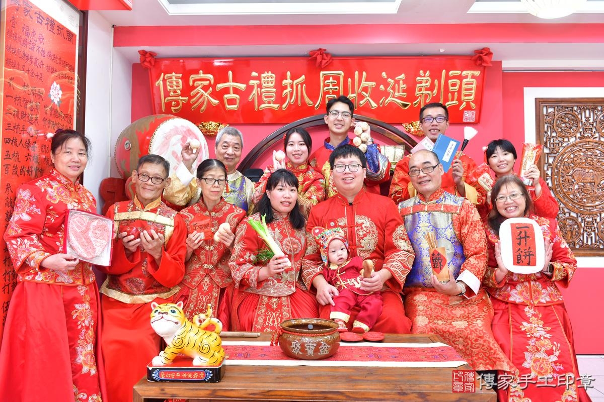 傳家手工印章台中店、抓周、度晬、中國風會場、抓周道具物品、抓周證書、滿周歲、小懿寶寶、台中市、拍照、生日快樂