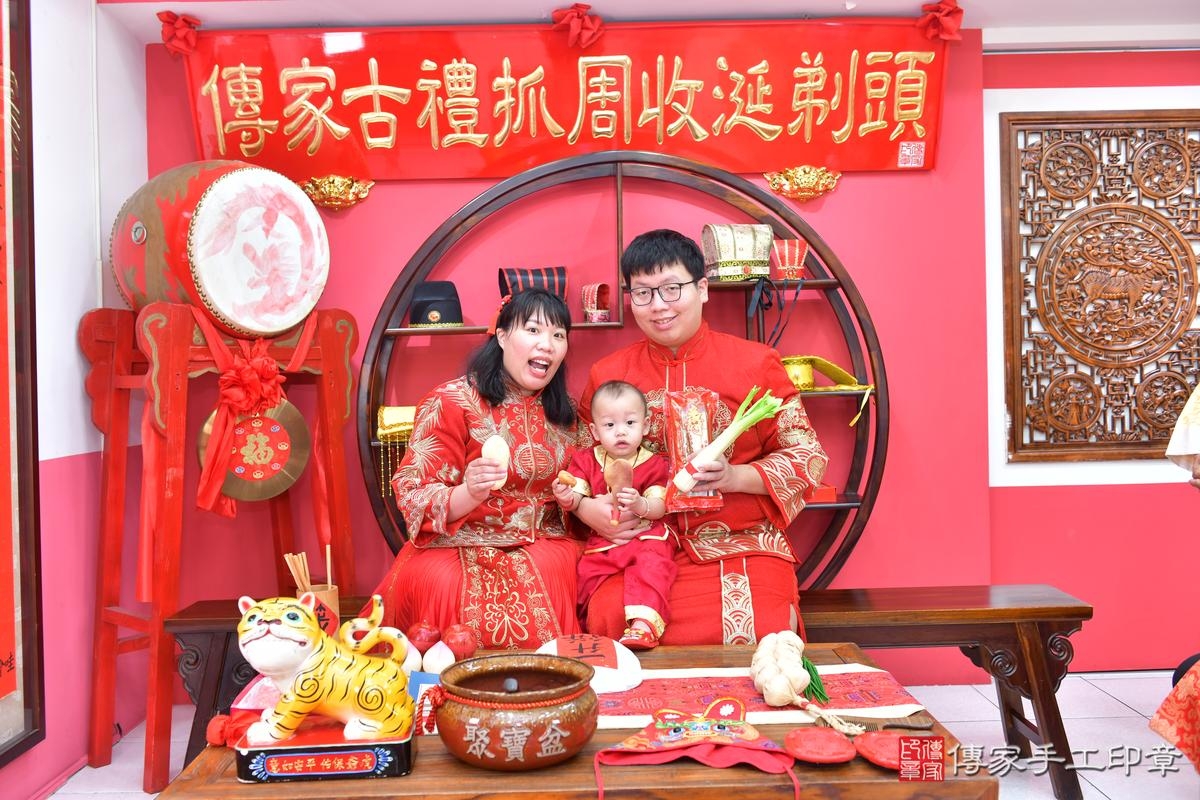 傳家手工印章台中店、抓周、度晬、中國風會場、抓周道具物品、抓周證書、滿周歲、小懿寶寶、台中市、拍照、生日快樂