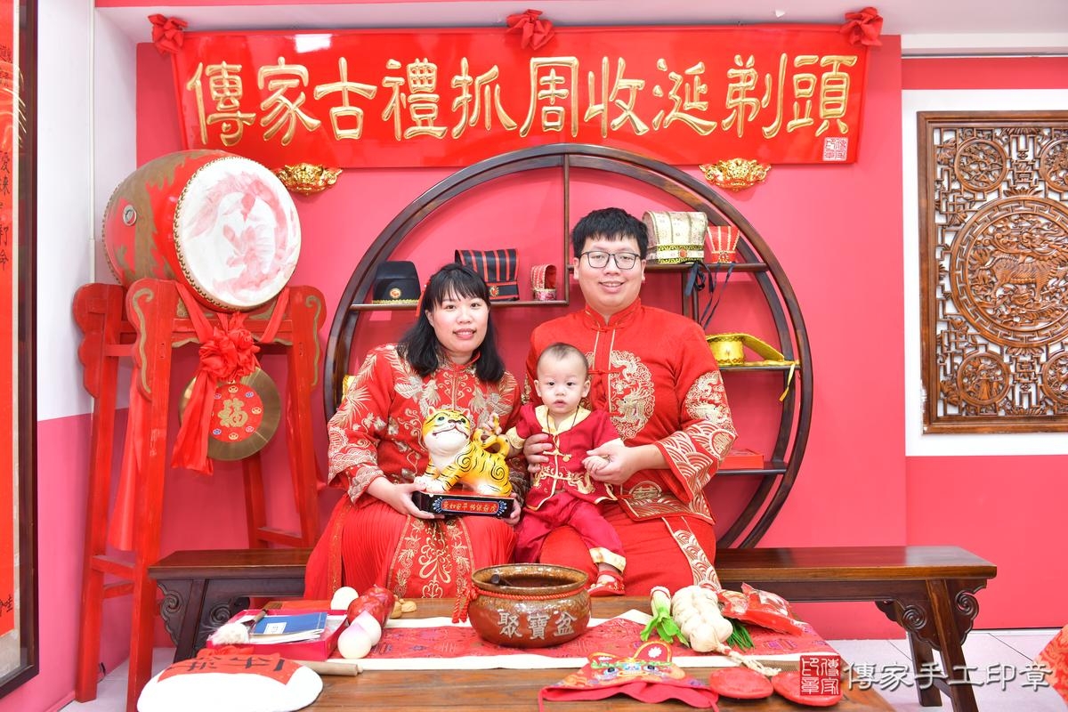 傳家手工印章台中店、抓周、度晬、中國風會場、抓周道具物品、抓周證書、滿周歲、小懿寶寶、台中市、拍照、生日快樂