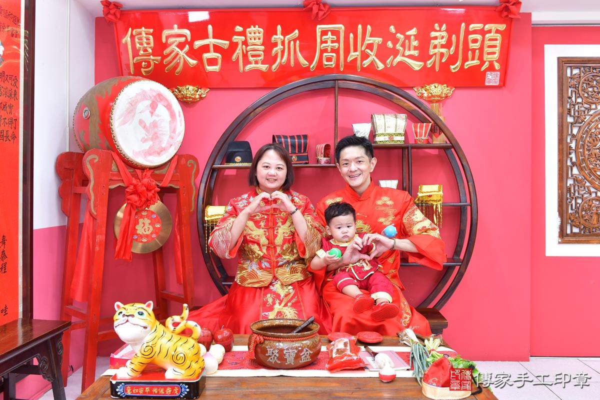 傳家手工印章台中店、抓周、度晬、中國風會場、抓周道具物品、抓周證書、滿周歲、鍇鍇寶寶、台中市、拍照、生日快樂