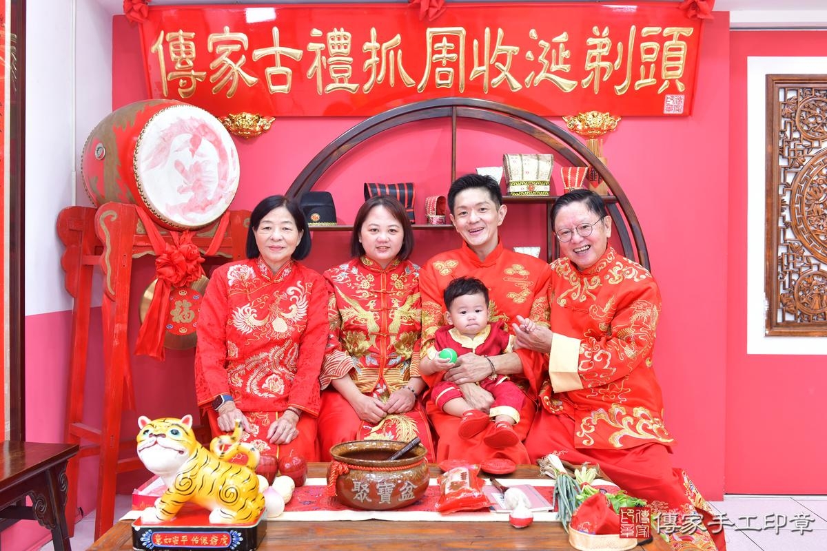 傳家手工印章台中店、抓周、度晬、中國風會場、抓周道具物品、抓周證書、滿周歲、鍇鍇寶寶、台中市、拍照、生日快樂