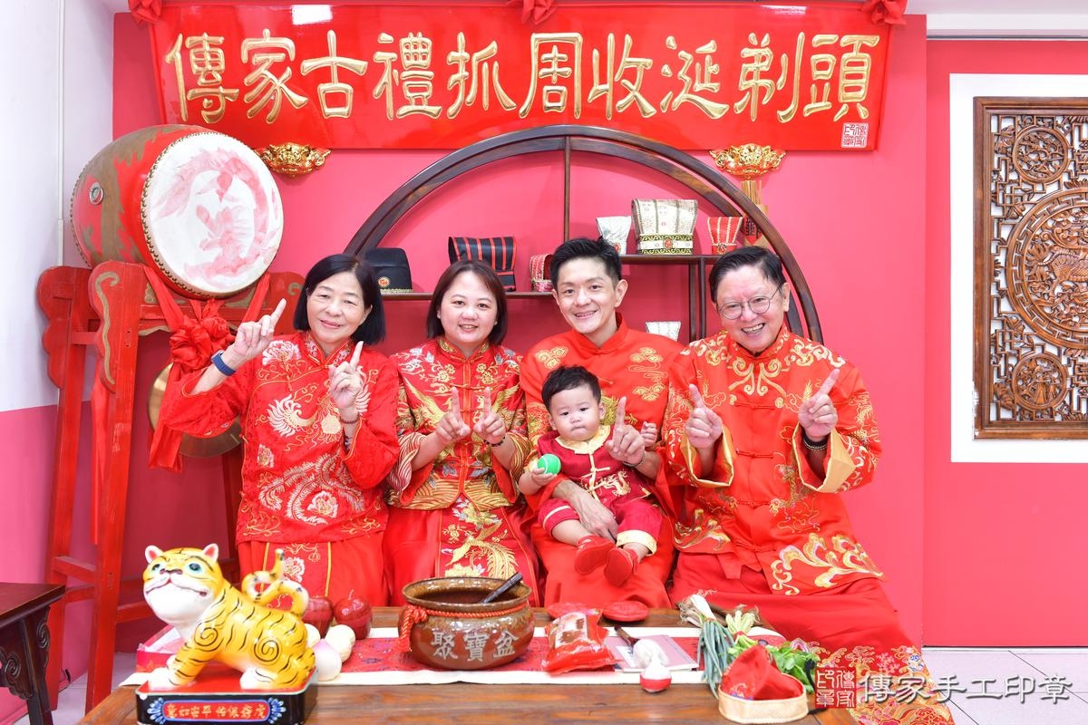 傳家手工印章台中店、抓周、度晬、中國風會場、抓周道具物品、抓周證書、滿周歲、鍇鍇寶寶、台中市、拍照、生日快樂