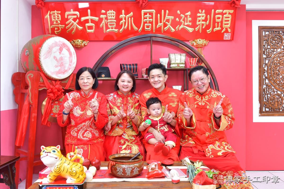 傳家手工印章台中店、抓周、度晬、中國風會場、抓周道具物品、抓周證書、滿周歲、鍇鍇寶寶、台中市、拍照、生日快樂