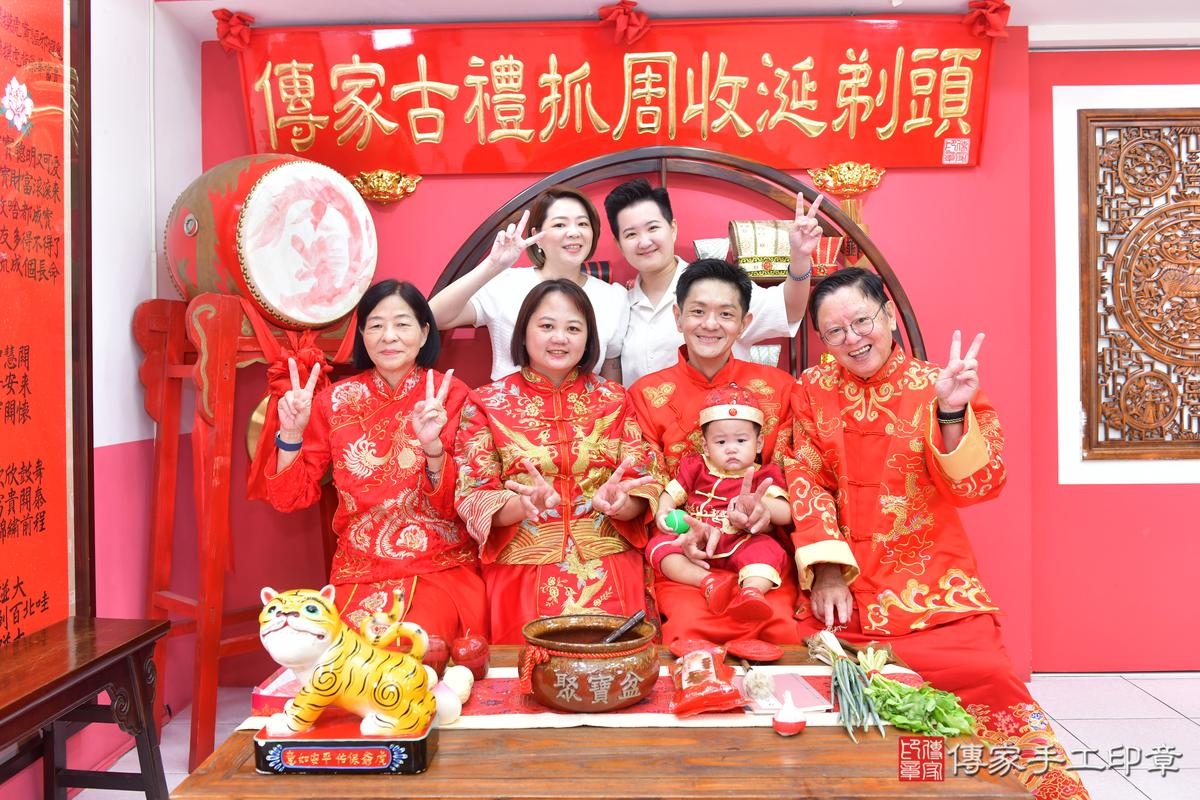 傳家手工印章台中店、抓周、度晬、中國風會場、抓周道具物品、抓周證書、滿周歲、鍇鍇寶寶、台中市、拍照、生日快樂