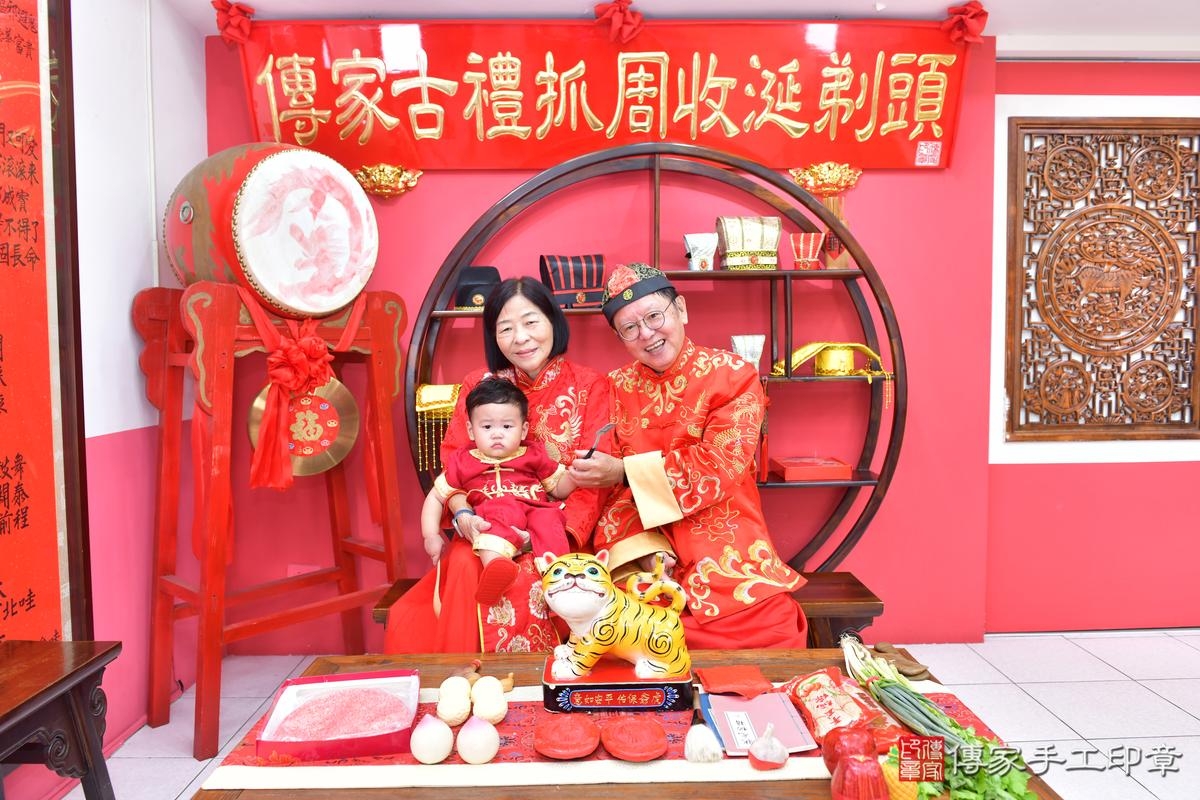 傳家手工印章台中店、抓周、度晬、中國風會場、抓周道具物品、抓周證書、滿周歲、鍇鍇寶寶、台中市、拍照、生日快樂