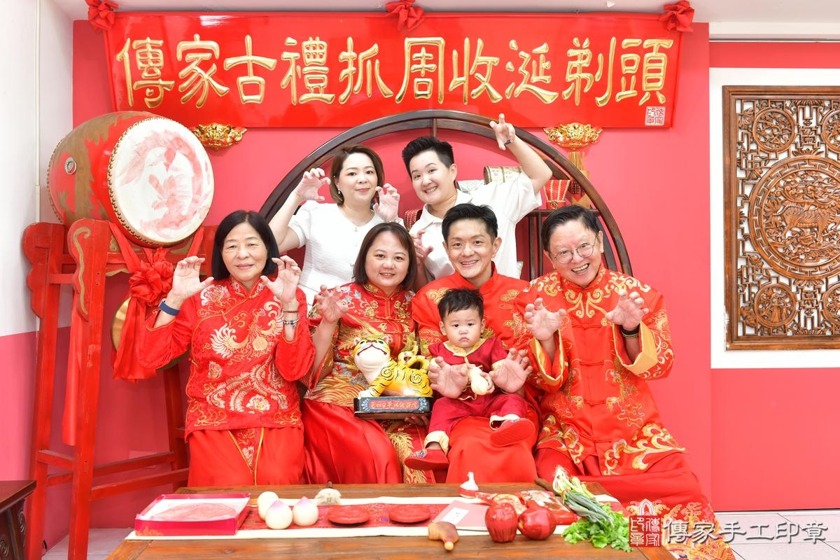 傳家手工印章台中店、抓周、度晬、中國風會場、抓周道具物品、抓周證書、滿周歲、鍇鍇寶寶、台中市、拍照、生日快樂