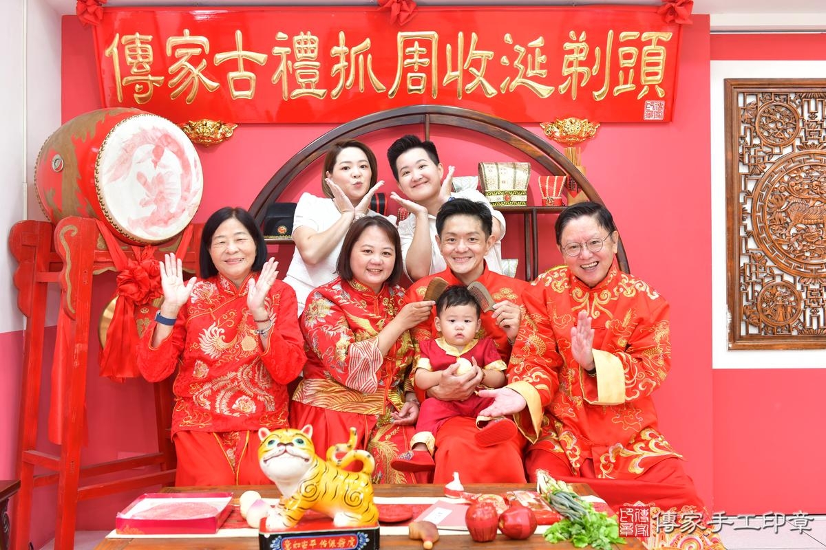 傳家手工印章台中店、抓周、度晬、中國風會場、抓周道具物品、抓周證書、滿周歲、鍇鍇寶寶、台中市、拍照、生日快樂
