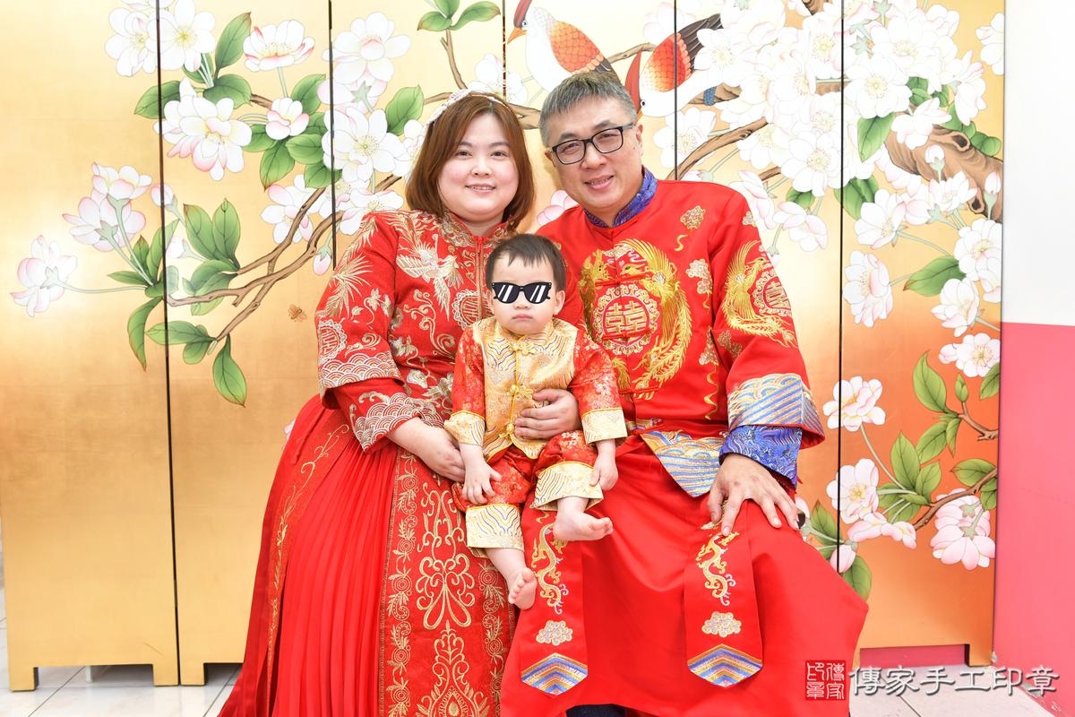 傳家手工印章台中店、抓周、度晬、中國風會場、抓周道具物品、抓周證書、滿周歲、辰辰寶寶、台中市、拍照、生日快樂 傳家手工印章台中店、抓周、度晬、中國風會場、抓周道具物品、抓周證書、滿周歲、辰辰寶寶、台中市、拍照、生日快樂