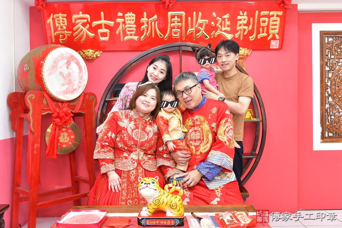 傳家手工印章台中店、抓周、度晬、中國風會場、抓周道具物品、抓周證書、滿周歲、辰辰寶寶、台中市、拍照、生日快樂 傳家手工印章台中店、抓周、度晬、中國風會場、抓周道具物品、抓周證書、滿周歲、辰辰寶寶、台中市、拍照、生日快樂