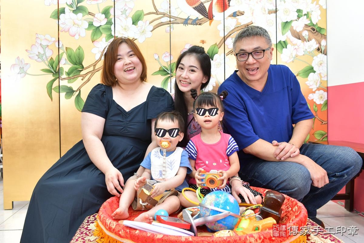 傳家手工印章台中店、抓周、度晬、中國風會場、抓周道具物品、抓周證書、滿周歲、辰辰寶寶、台中市、拍照、生日快樂 傳家手工印章台中店、抓周、度晬、中國風會場、抓周道具物品、抓周證書、滿周歲、辰辰寶寶、台中市、拍照、生日快樂