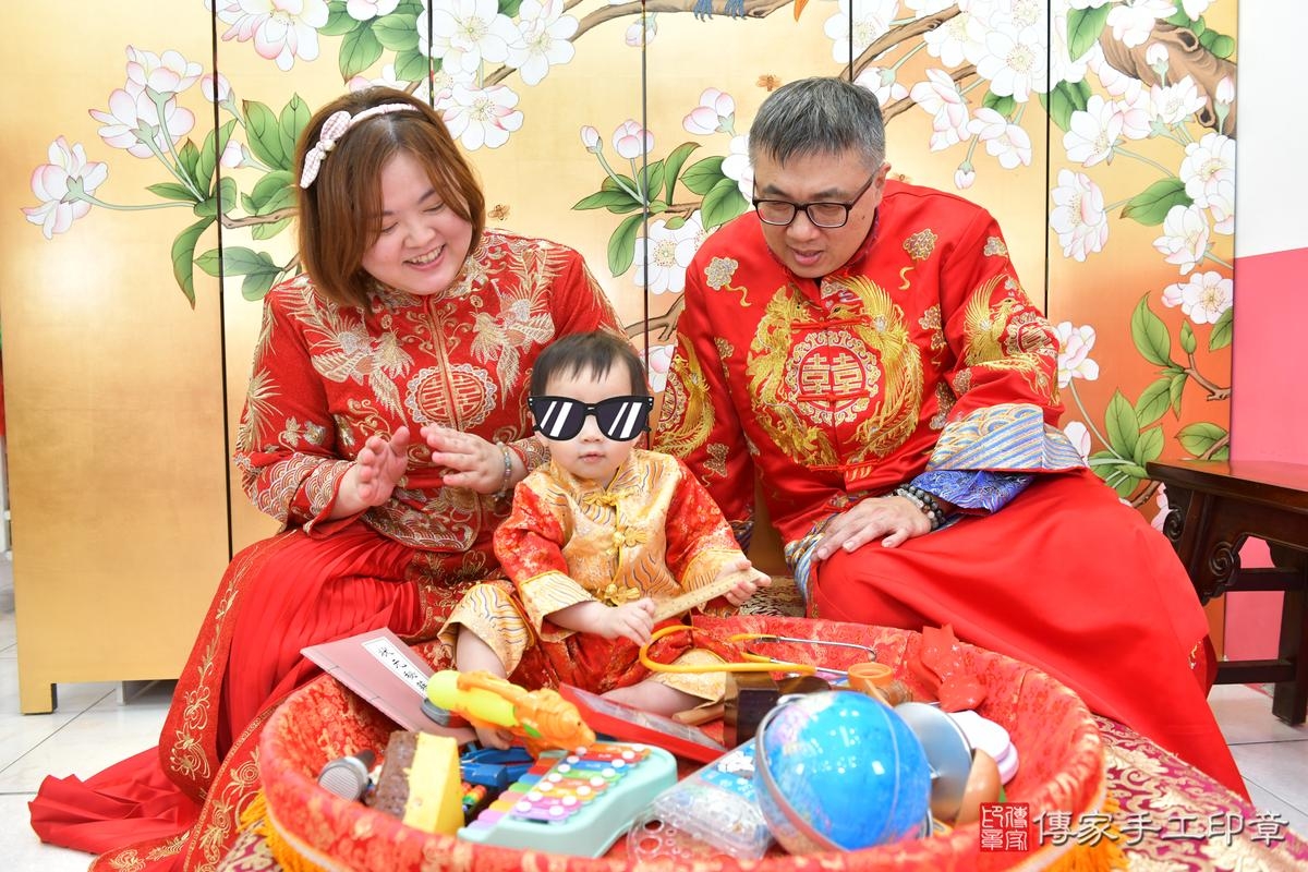 傳家手工印章台中店、抓周、度晬、中國風會場、抓周道具物品、抓周證書、滿周歲、辰辰寶寶、台中市、拍照、生日快樂 傳家手工印章台中店、抓周、度晬、中國風會場、抓周道具物品、抓周證書、滿周歲、辰辰寶寶、台中市、拍照、生日快樂