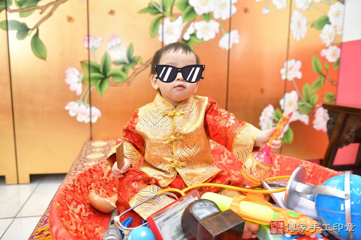 傳家手工印章台中店、抓周、度晬、中國風會場、抓周道具物品、抓周證書、滿周歲、辰辰寶寶、台中市、拍照、生日快樂 傳家手工印章台中店、抓周、度晬、中國風會場、抓周道具物品、抓周證書、滿周歲、辰辰寶寶、台中市、拍照、生日快樂