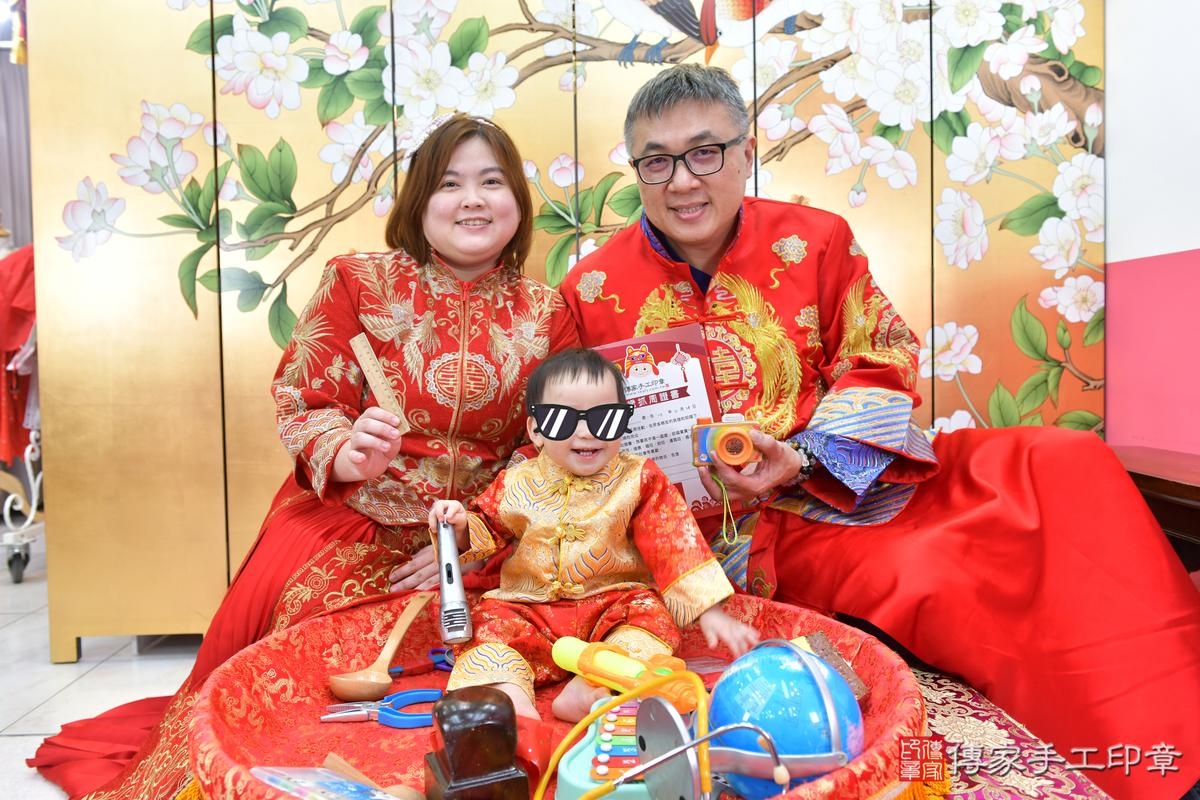 傳家手工印章台中店、抓周、度晬、中國風會場、抓周道具物品、抓周證書、滿周歲、辰辰寶寶、台中市、拍照、生日快樂 傳家手工印章台中店、抓周、度晬、中國風會場、抓周道具物品、抓周證書、滿周歲、辰辰寶寶、台中市、拍照、生日快樂