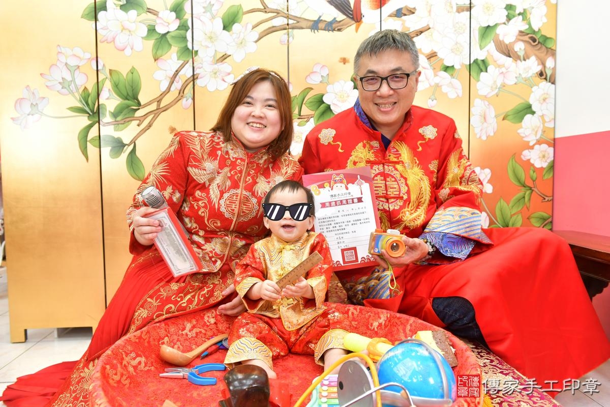 傳家手工印章台中店、抓周、度晬、中國風會場、抓周道具物品、抓周證書、滿周歲、辰辰寶寶、台中市、拍照、生日快樂 傳家手工印章台中店、抓周、度晬、中國風會場、抓周道具物品、抓周證書、滿周歲、辰辰寶寶、台中市、拍照、生日快樂