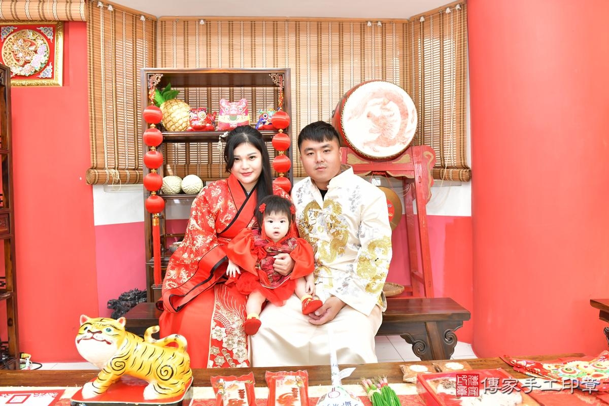 傳家手工印章高雄店、抓周、度晬、中國風會場、抓周道具物品、抓周證書、滿周歲、小妤寶寶、高雄市、拍照、生日快樂
