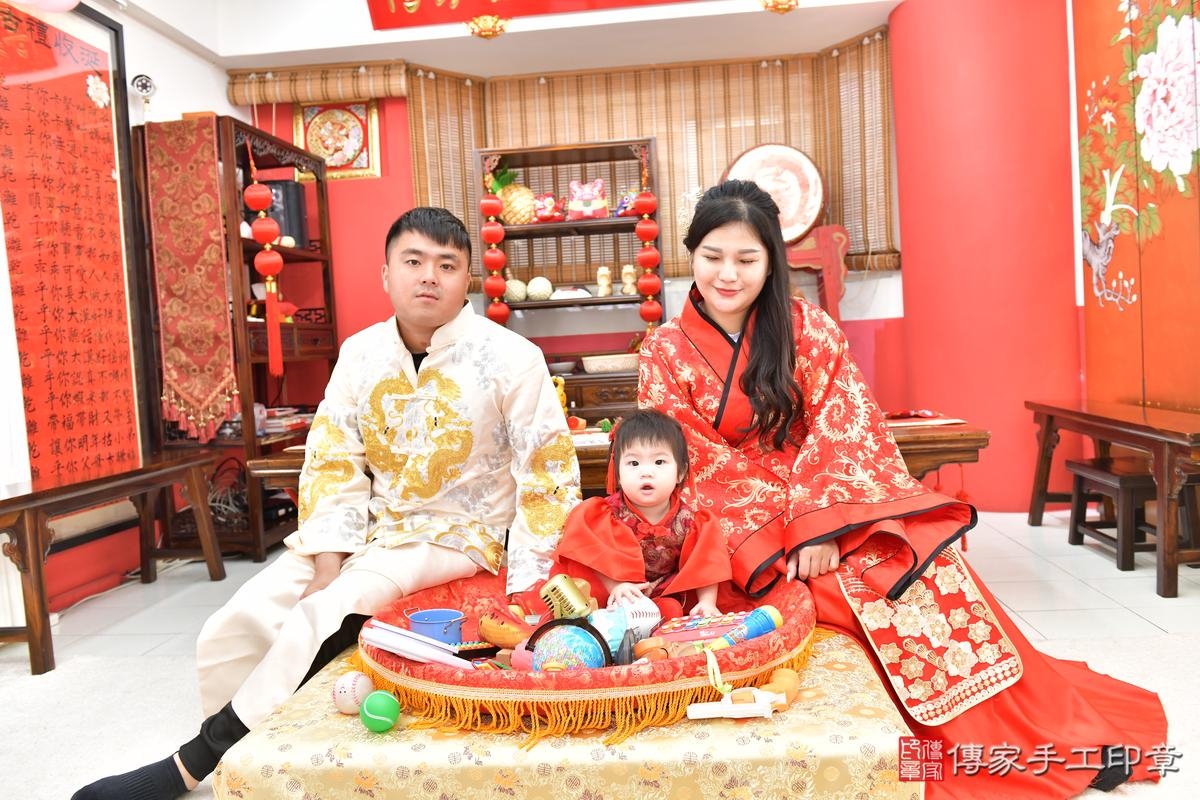 傳家手工印章高雄店、抓周、度晬、中國風會場、抓周道具物品、抓周證書、滿周歲、小妤寶寶、高雄市、拍照、生日快樂
