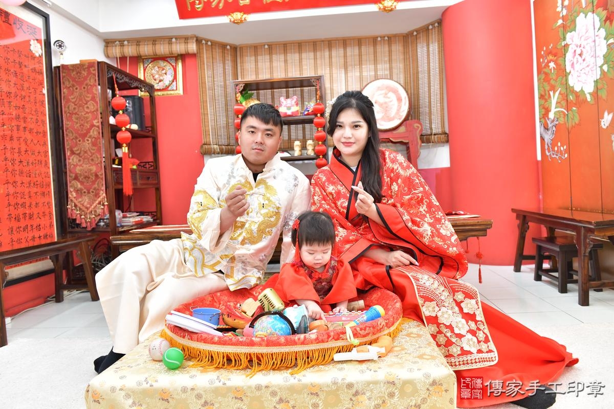 傳家手工印章高雄店、抓周、度晬、中國風會場、抓周道具物品、抓周證書、滿周歲、小妤寶寶、高雄市、拍照、生日快樂