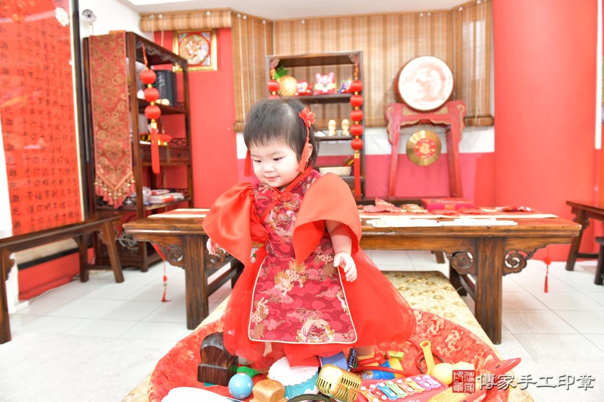 傳家手工印章高雄店、抓周、度晬、中國風會場、抓周道具物品、抓周證書、滿周歲、小妤寶寶、高雄市、拍照、生日快樂