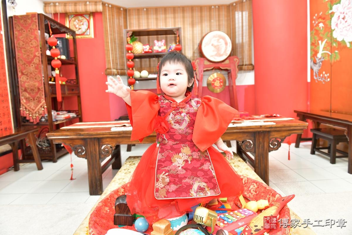 傳家手工印章高雄店、抓周、度晬、中國風會場、抓周道具物品、抓周證書、滿周歲、小妤寶寶、高雄市、拍照、生日快樂