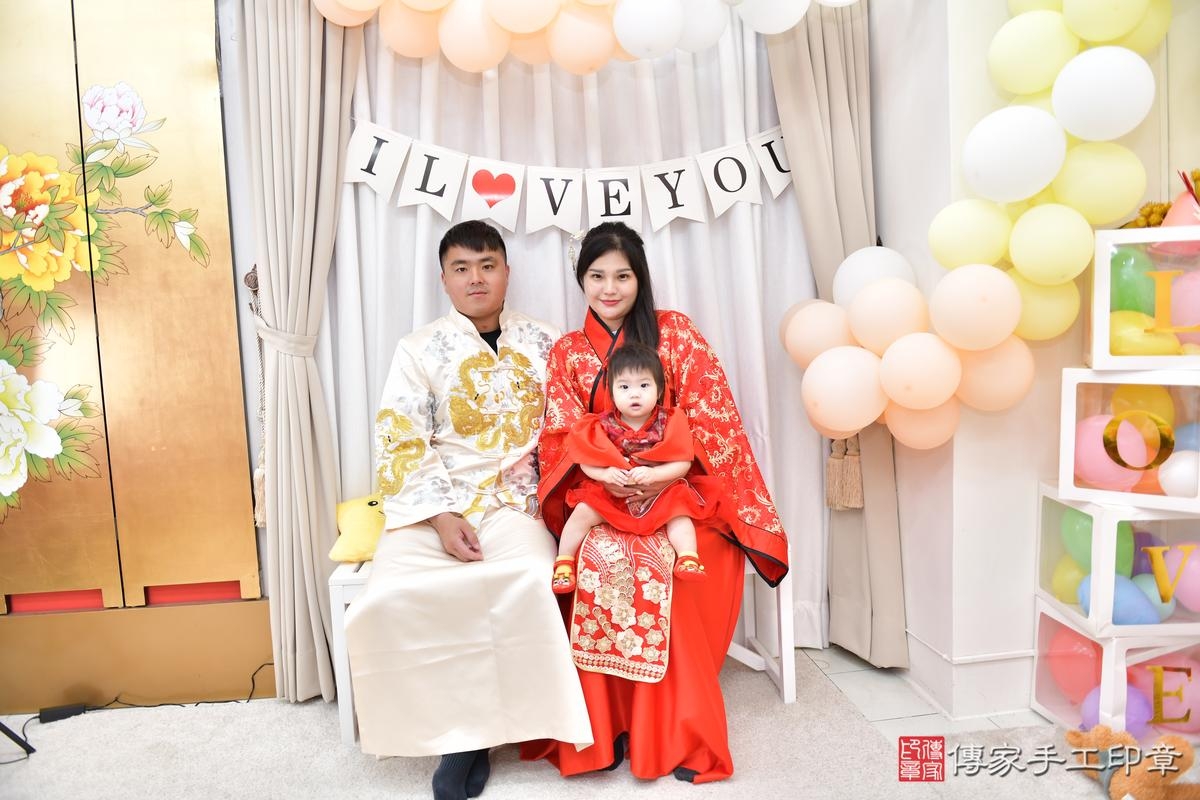 傳家手工印章高雄店、抓周、度晬、中國風會場、抓周道具物品、抓周證書、滿周歲、小妤寶寶、高雄市、拍照、生日快樂