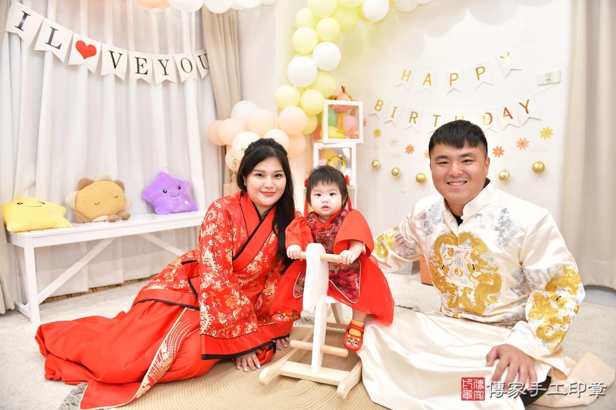 傳家手工印章高雄店、抓周、度晬、中國風會場、抓周道具物品、抓周證書、滿周歲、小妤寶寶、高雄市、拍照、生日快樂