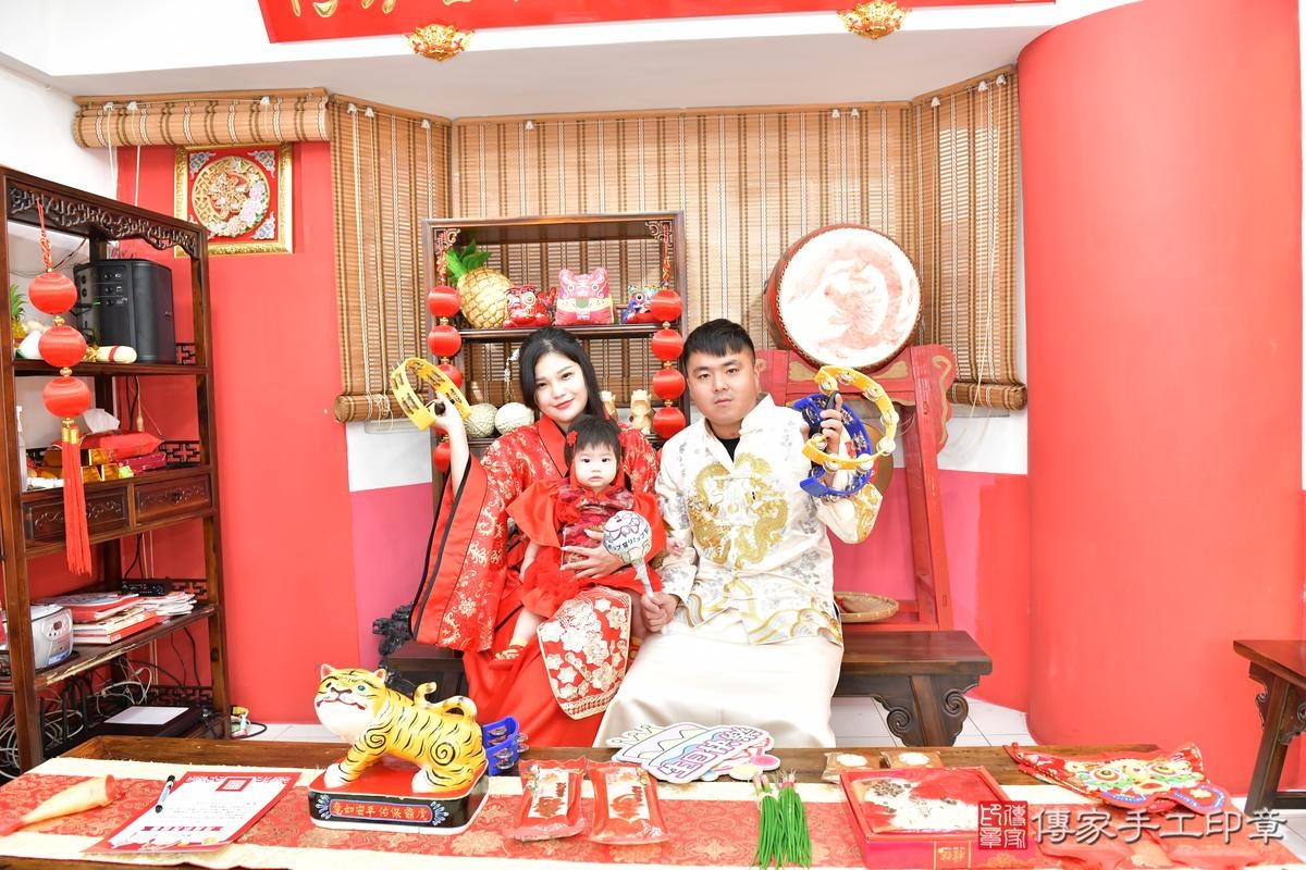 傳家手工印章高雄店、抓周、度晬、中國風會場、抓周道具物品、抓周證書、滿周歲、小妤寶寶、高雄市、拍照、生日快樂