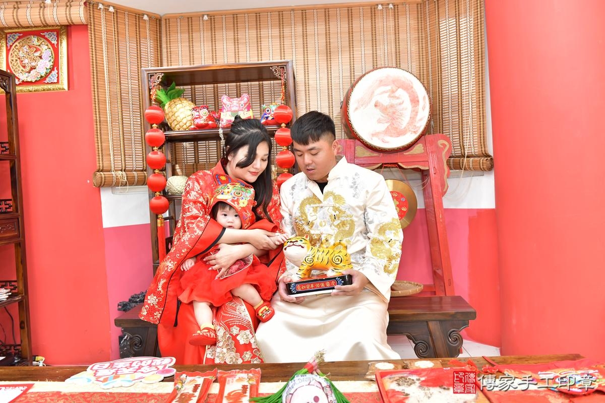 傳家手工印章高雄店、抓周、度晬、中國風會場、抓周道具物品、抓周證書、滿周歲、小妤寶寶、高雄市、拍照、生日快樂