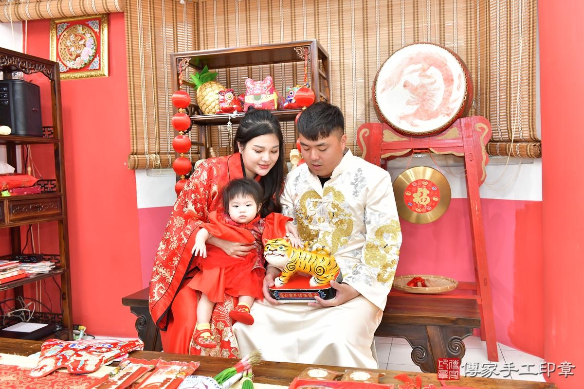 傳家手工印章高雄店、抓周、度晬、中國風會場、抓周道具物品、抓周證書、滿周歲、小妤寶寶、高雄市、拍照、生日快樂
