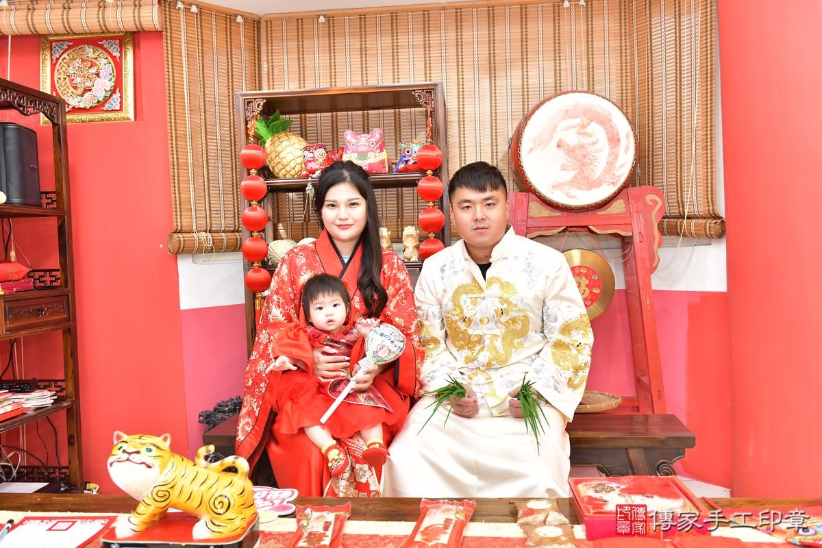 傳家手工印章高雄店、抓周、度晬、中國風會場、抓周道具物品、抓周證書、滿周歲、小妤寶寶、高雄市、拍照、生日快樂