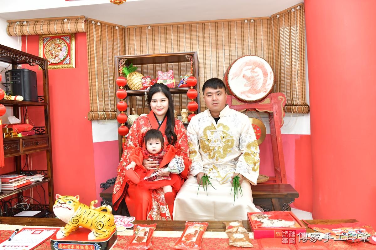 傳家手工印章高雄店、抓周、度晬、中國風會場、抓周道具物品、抓周證書、滿周歲、小妤寶寶、高雄市、拍照、生日快樂