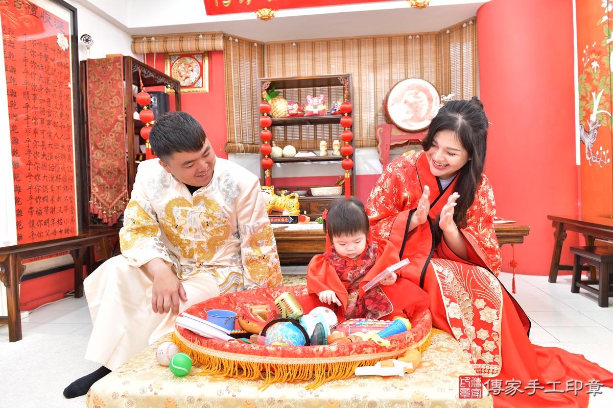 傳家手工印章高雄店、抓周、度晬、中國風會場、抓周道具物品、抓周證書、滿周歲、小妤寶寶、高雄市、拍照、生日快樂